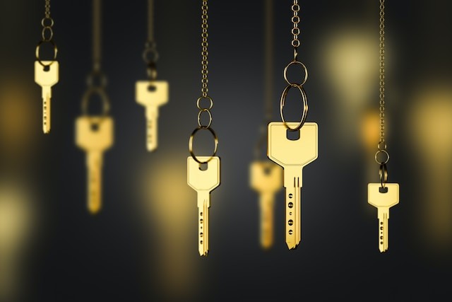shiny-gold-keys-on-chains