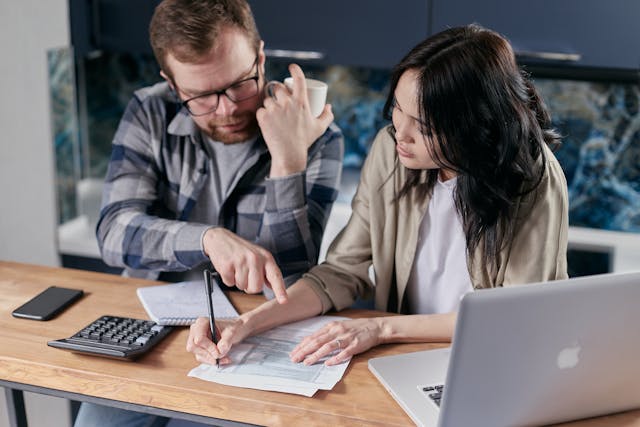 couple-calculating-all-their-bills